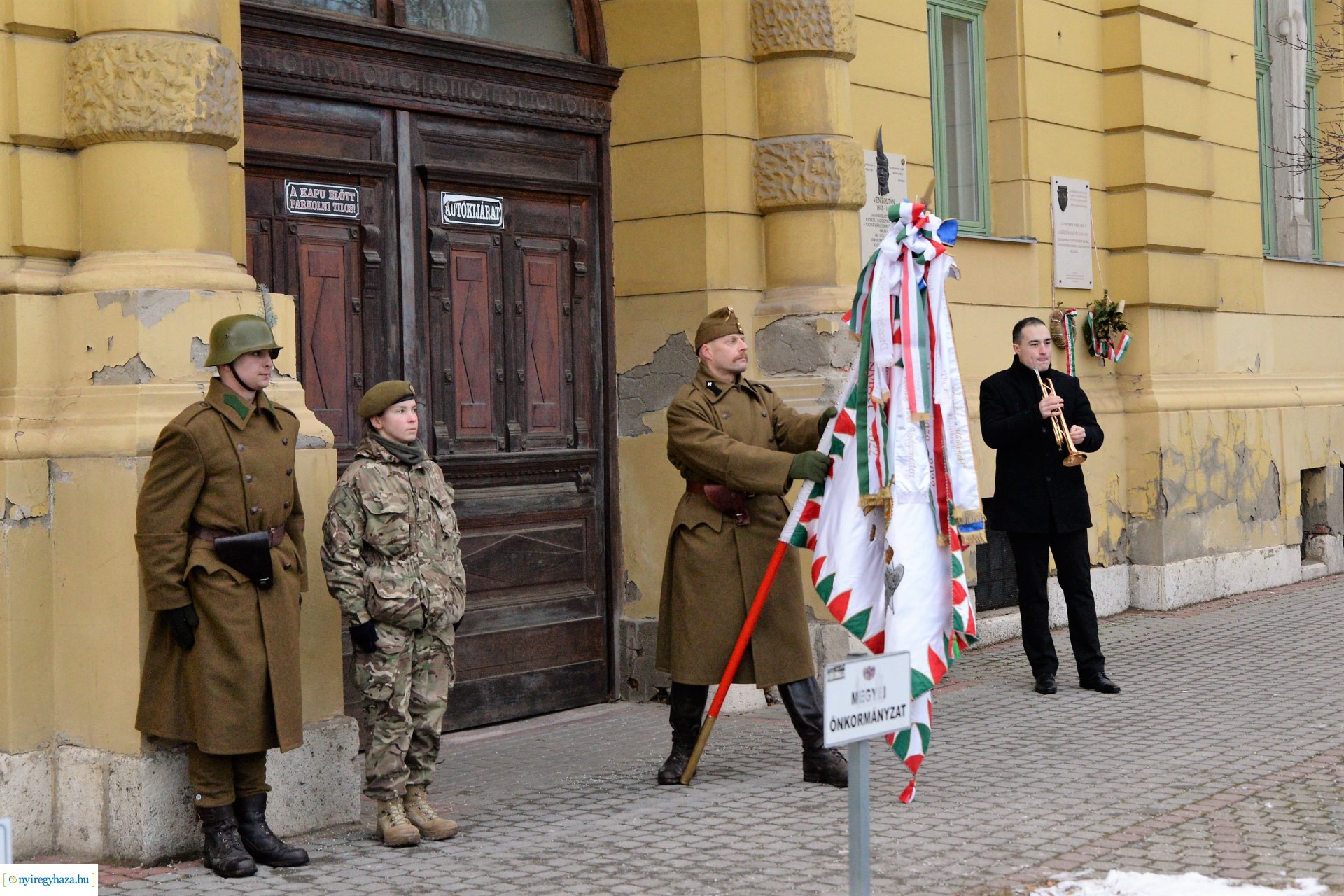 Koszorúzás a Doni-harcokban elesett hősök emléktáblájánál
