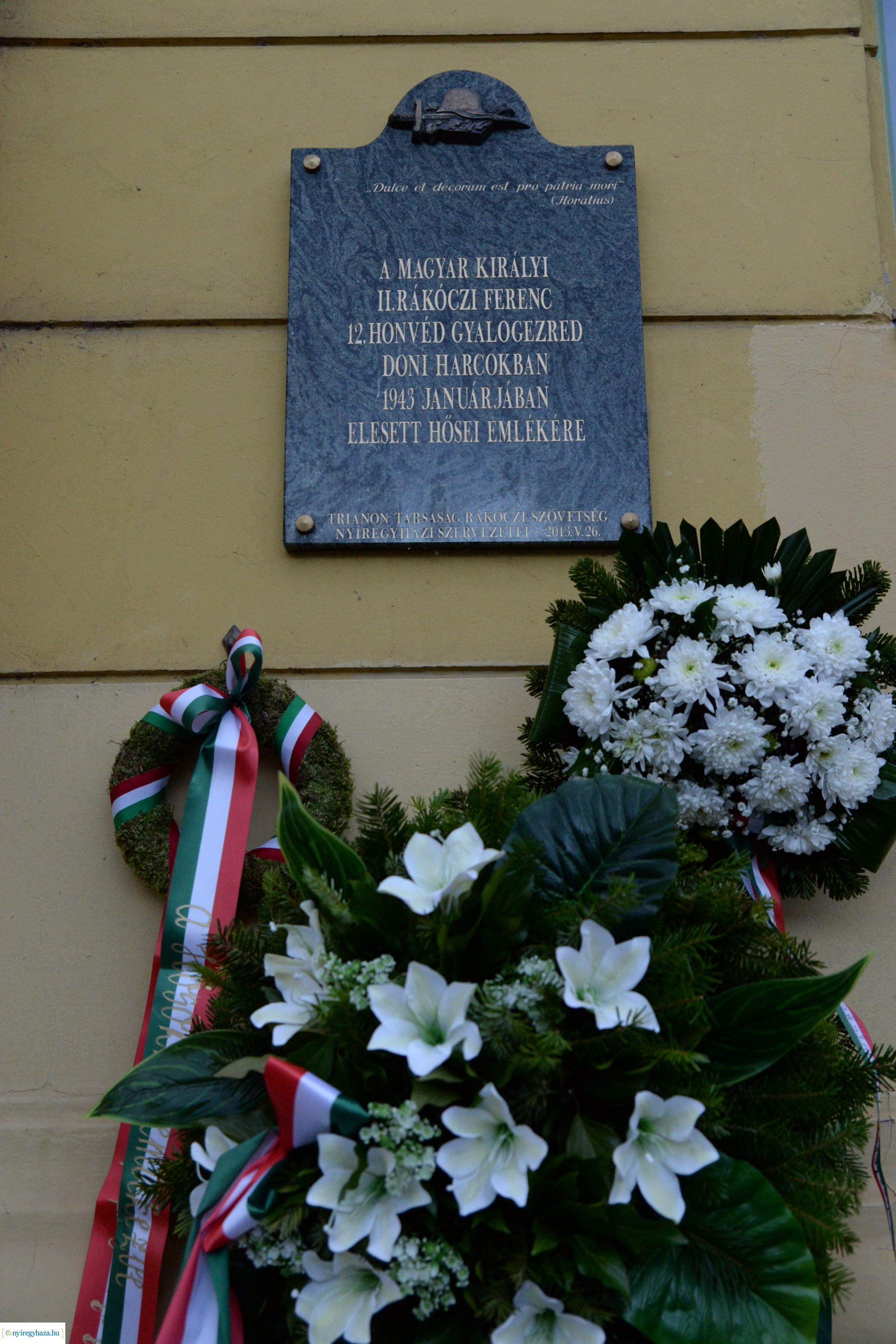 Koszorúzás a Doni-harcokban elesett hősök emléktáblájánál