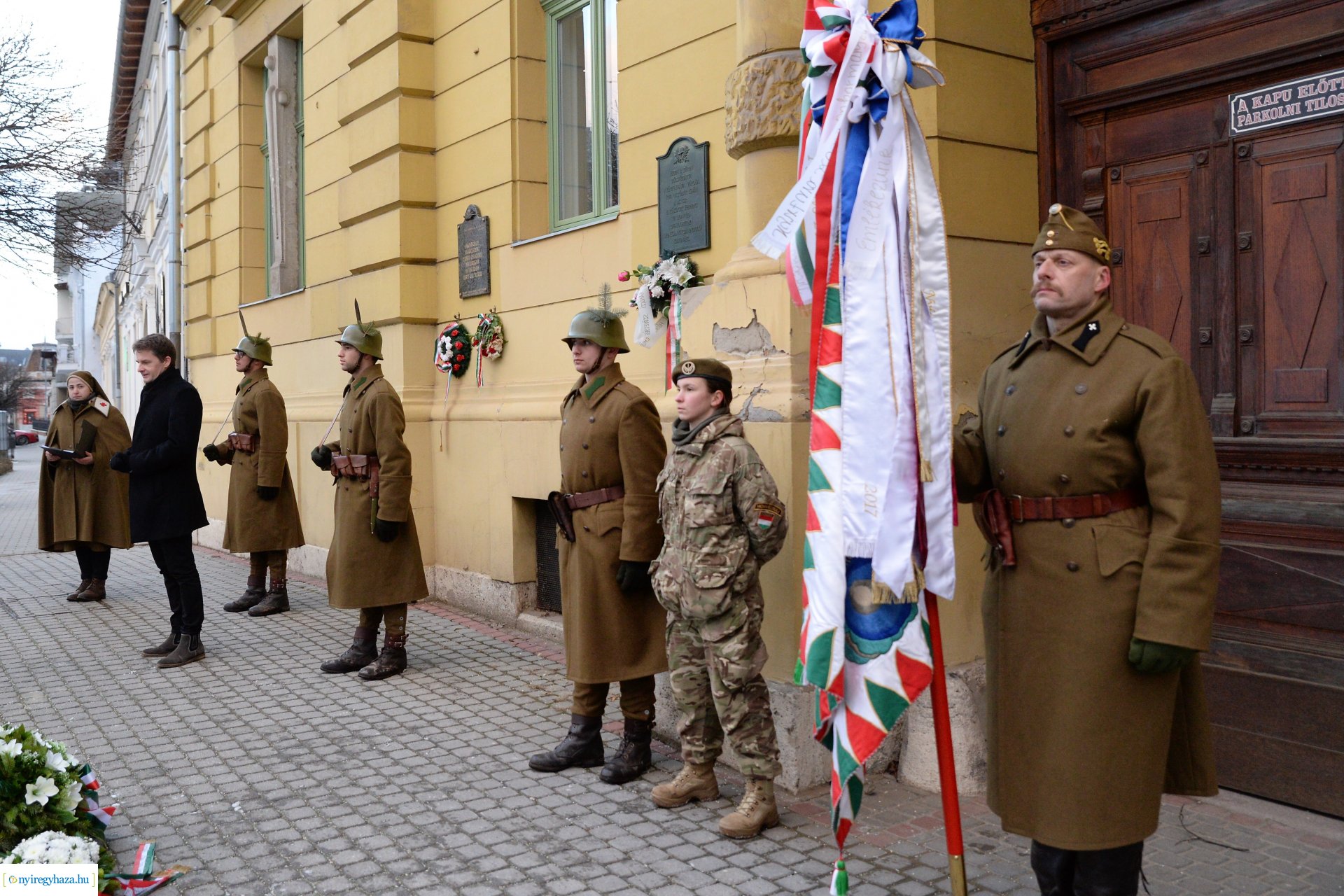 Koszorúzás a Doni-harcokban elesett hősök emléktáblájánál