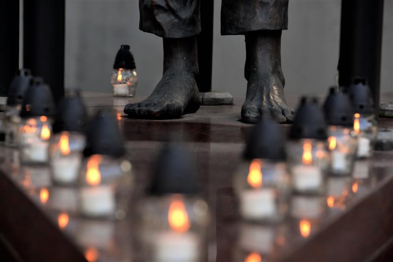 Koszorúzás a Kommunizmus Áldozatainak Emléknapján