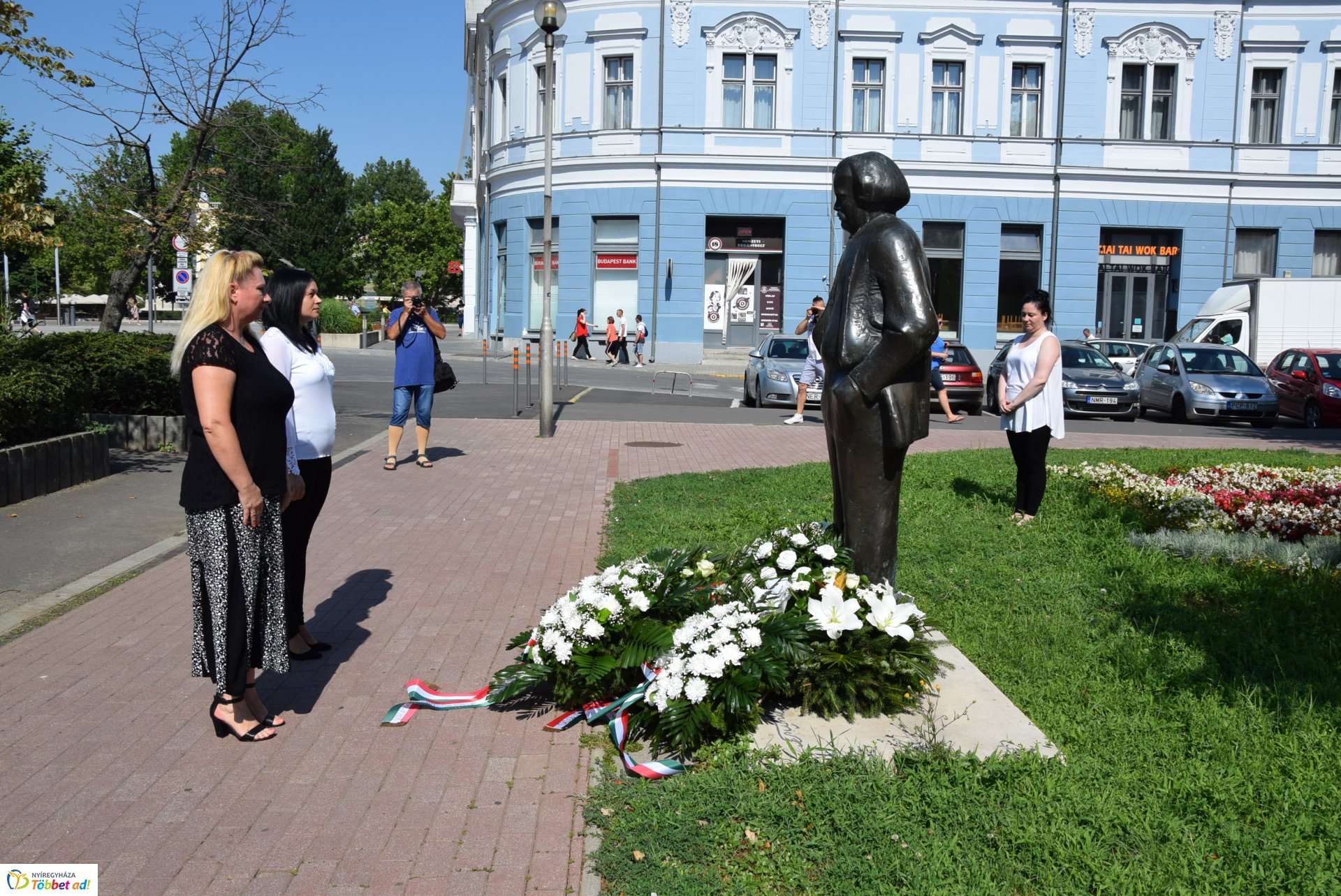 Koszorúzás a Móricz szobornál