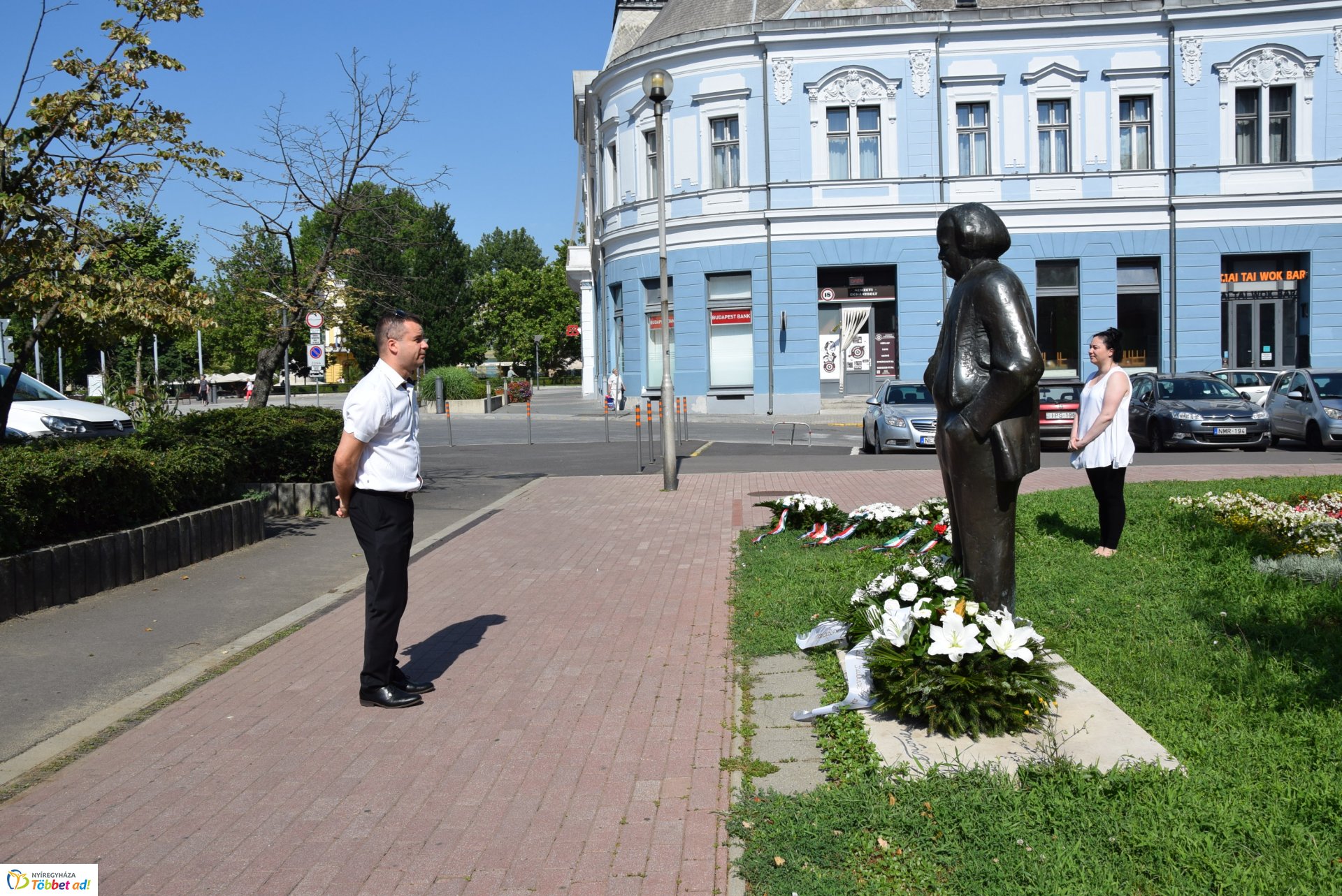 Koszorúzás a Móricz szobornál