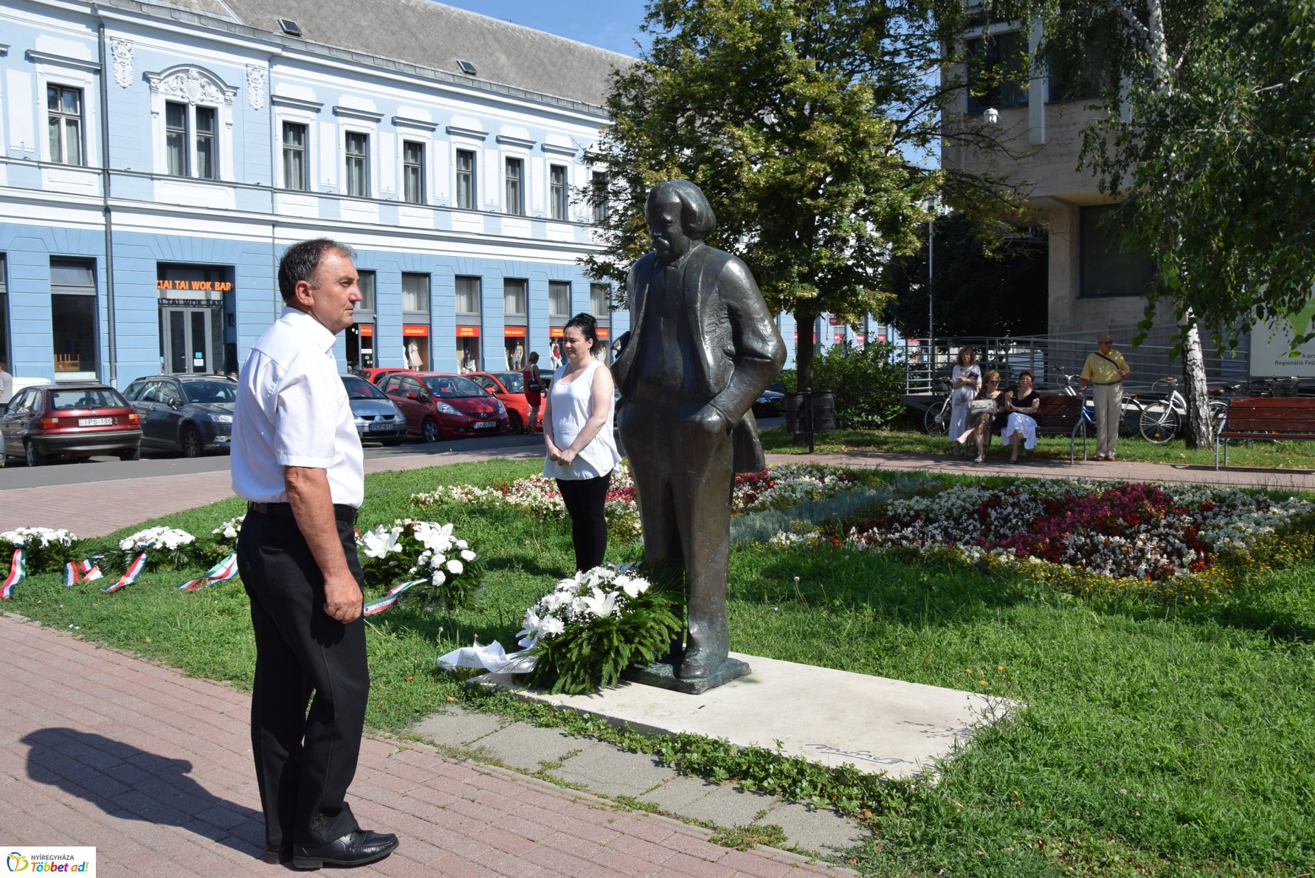 Koszorúzás a Móricz szobornál