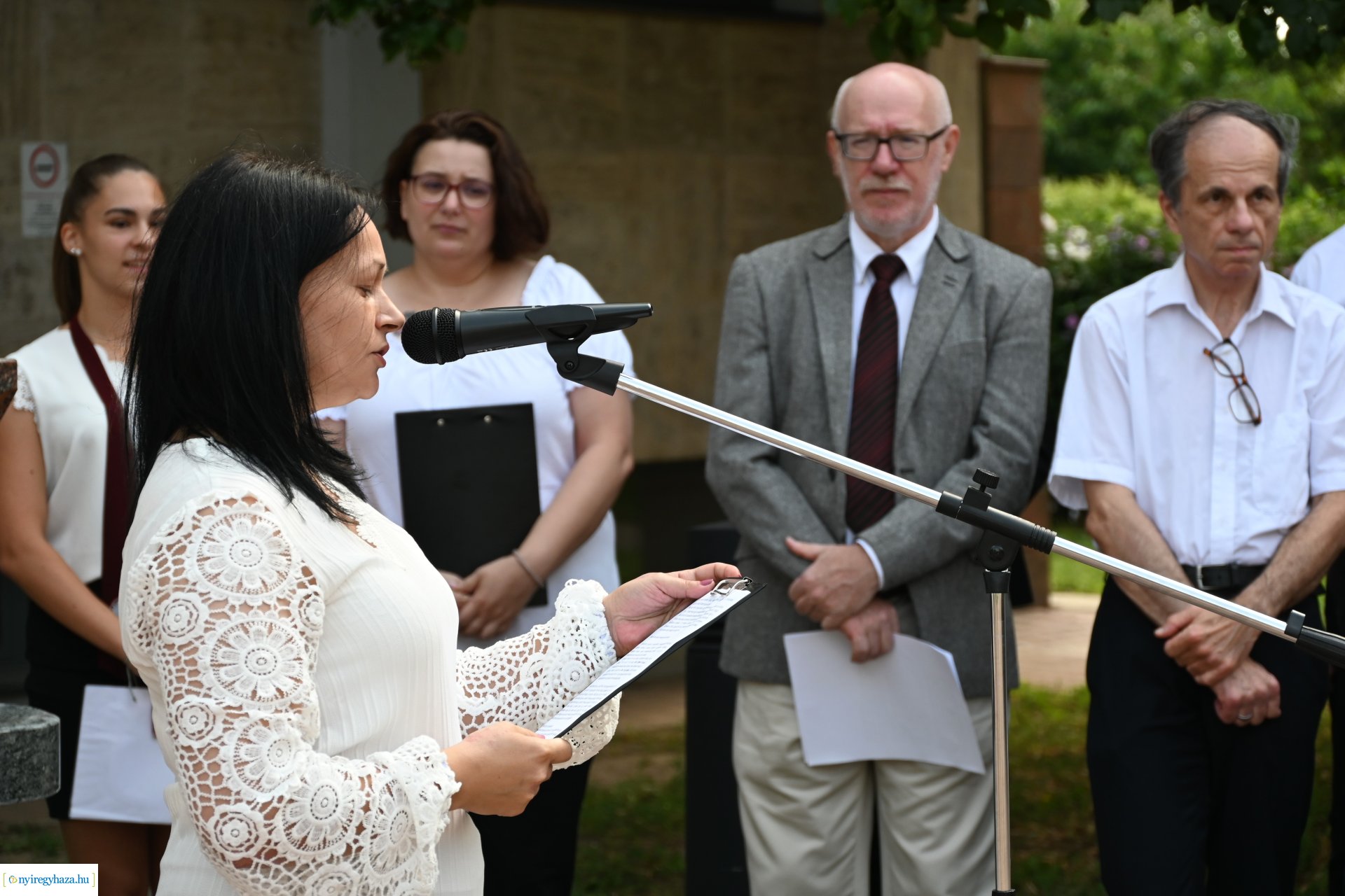 Koszorúzás a Móricz Zsigmond Megyei és Városi Könytár előtt