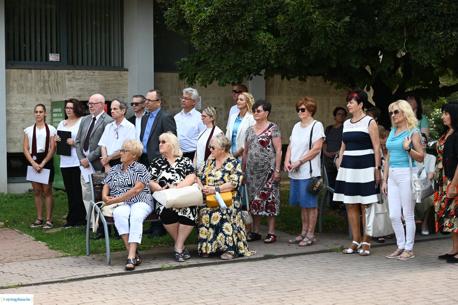 Koszorúzás a Móricz Zsigmond Megyei és Városi Könytár előtt