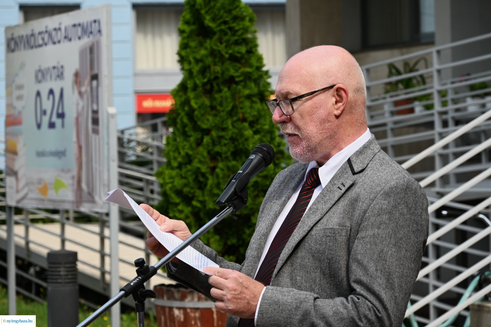 Koszorúzás a Móricz Zsigmond Megyei és Városi Könytár előtt