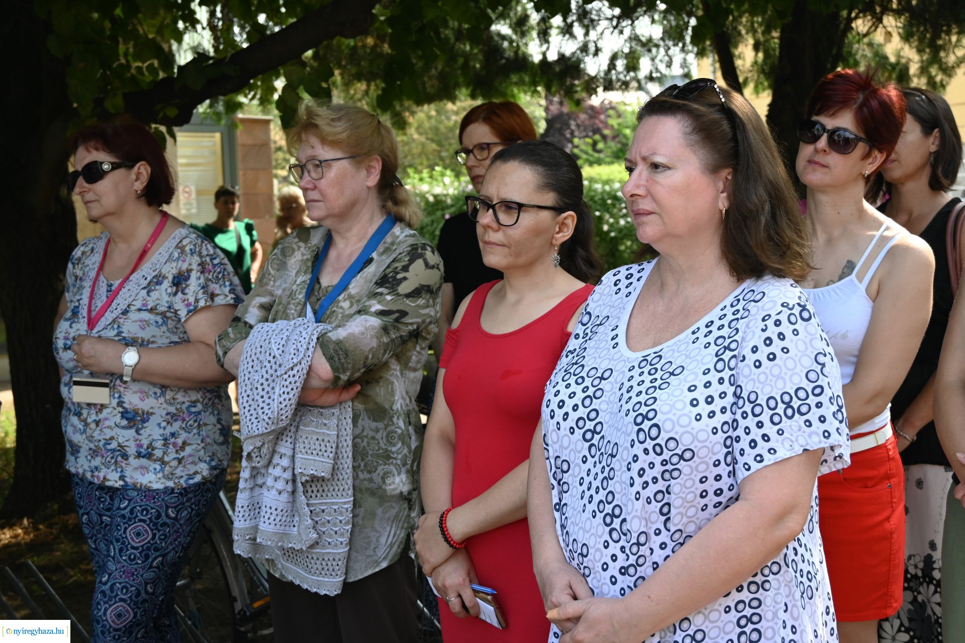 Koszorúzás a Móricz Zsigmond Megyei és Városi Könytár előtt