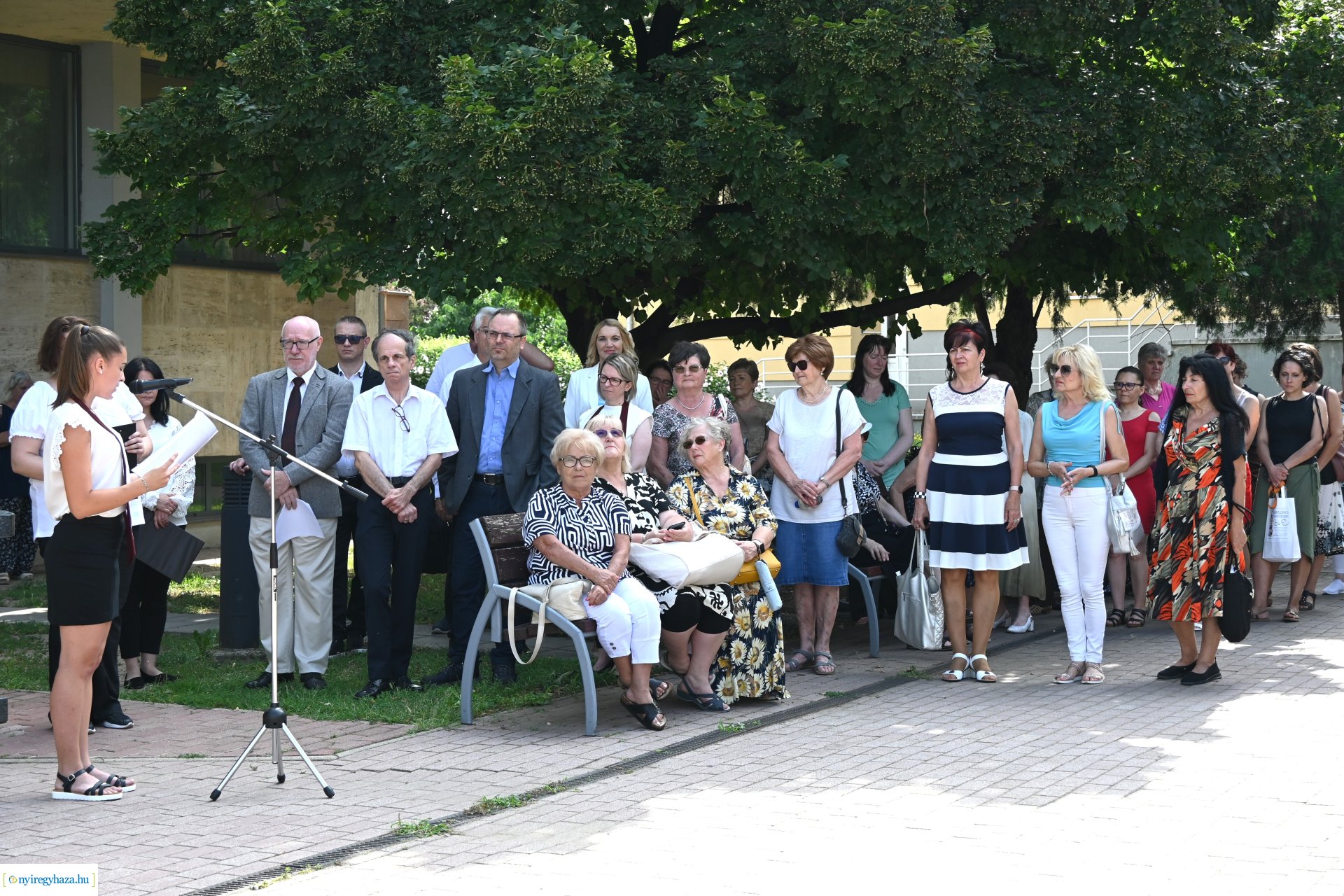 Koszorúzás a Móricz Zsigmond Megyei és Városi Könytár előtt