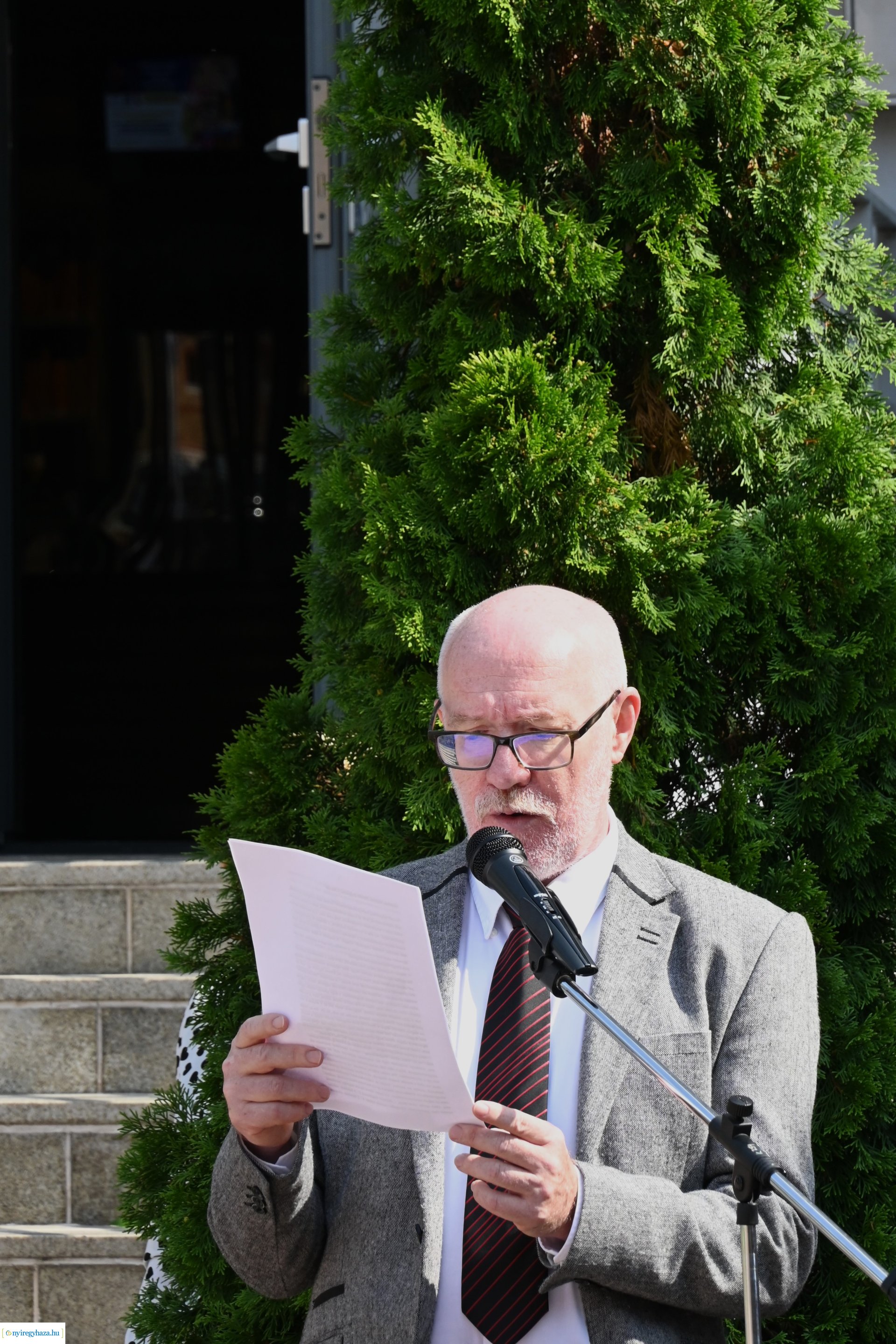 Koszorúzás a Móricz Zsigmond Megyei és Városi Könytár előtt