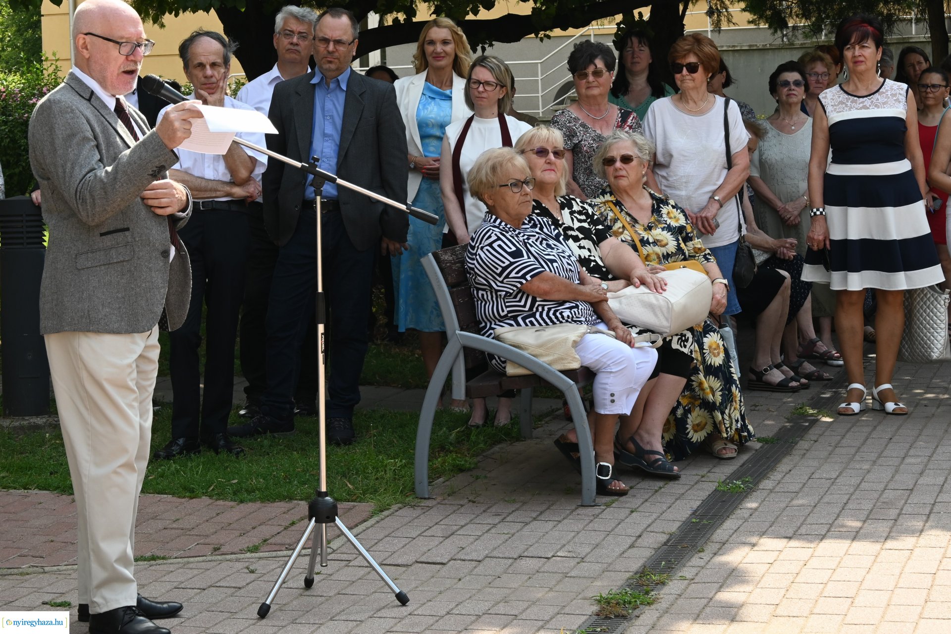 Koszorúzás a Móricz Zsigmond Megyei és Városi Könytár előtt