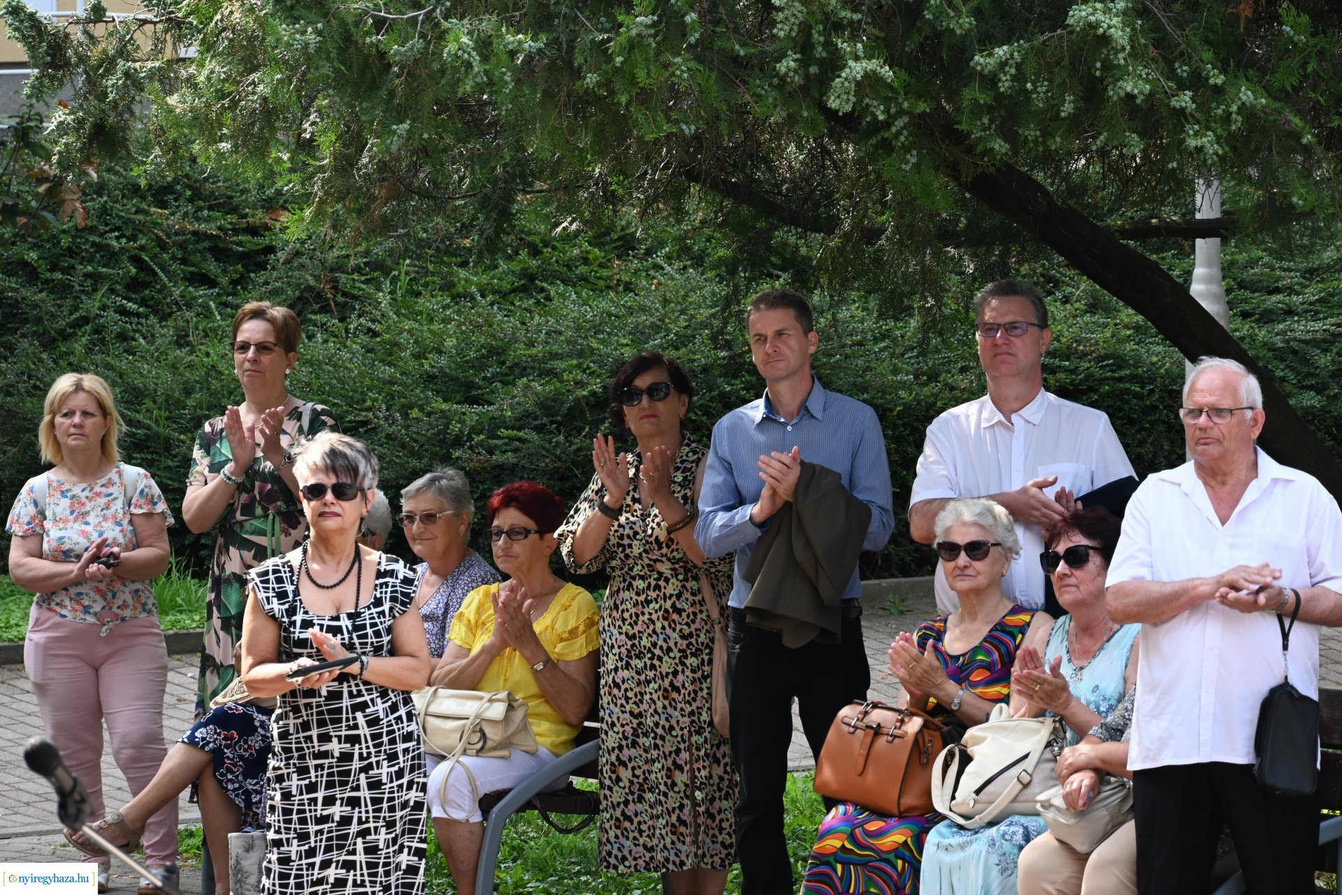 Koszorúzás a Móricz Zsigmond Megyei és Városi Könytár előtt