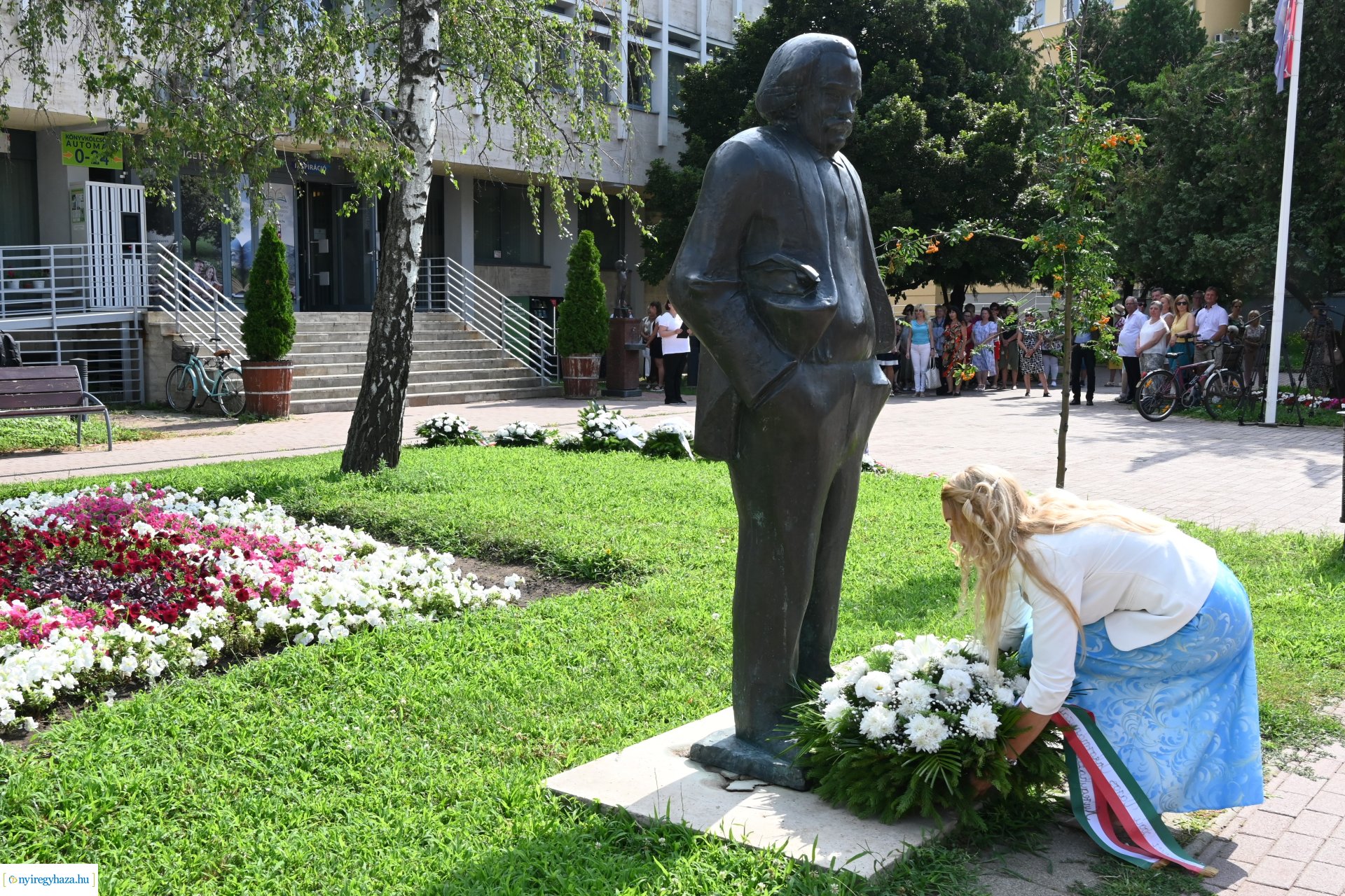 Koszorúzás a Móricz Zsigmond Megyei és Városi Könytár előtt