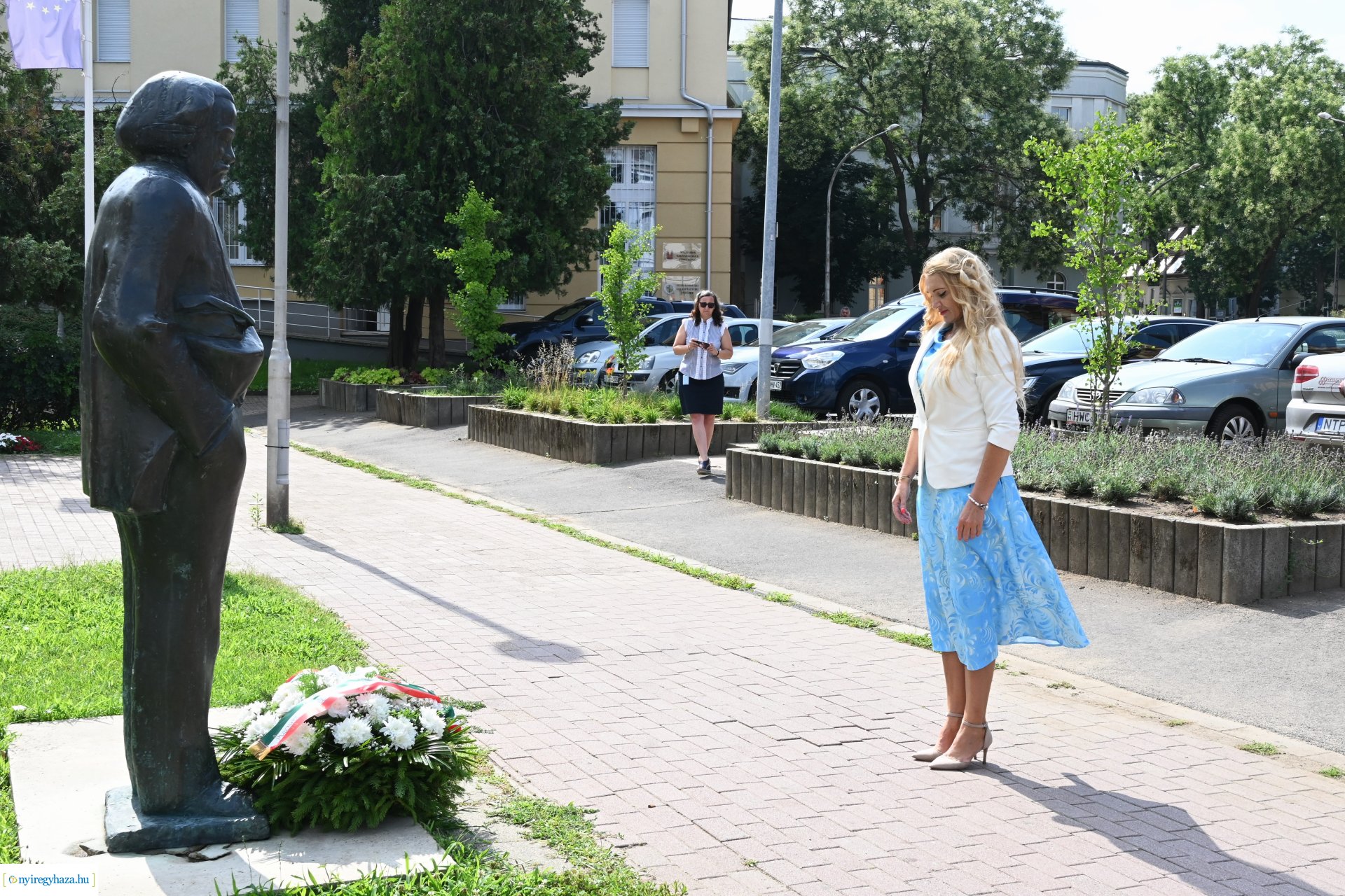 Koszorúzás a Móricz Zsigmond Megyei és Városi Könytár előtt