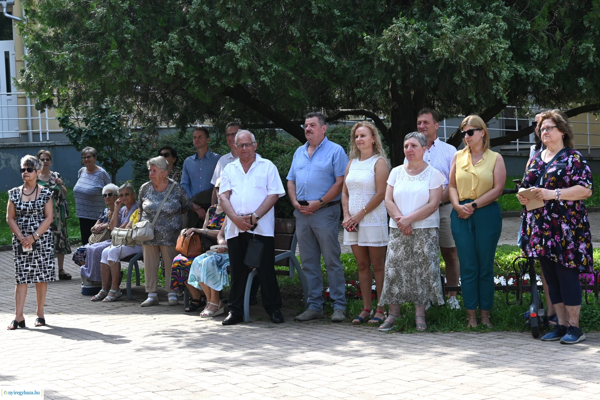 Koszorúzás a Móricz Zsigmond Megyei és Városi Könytár előtt