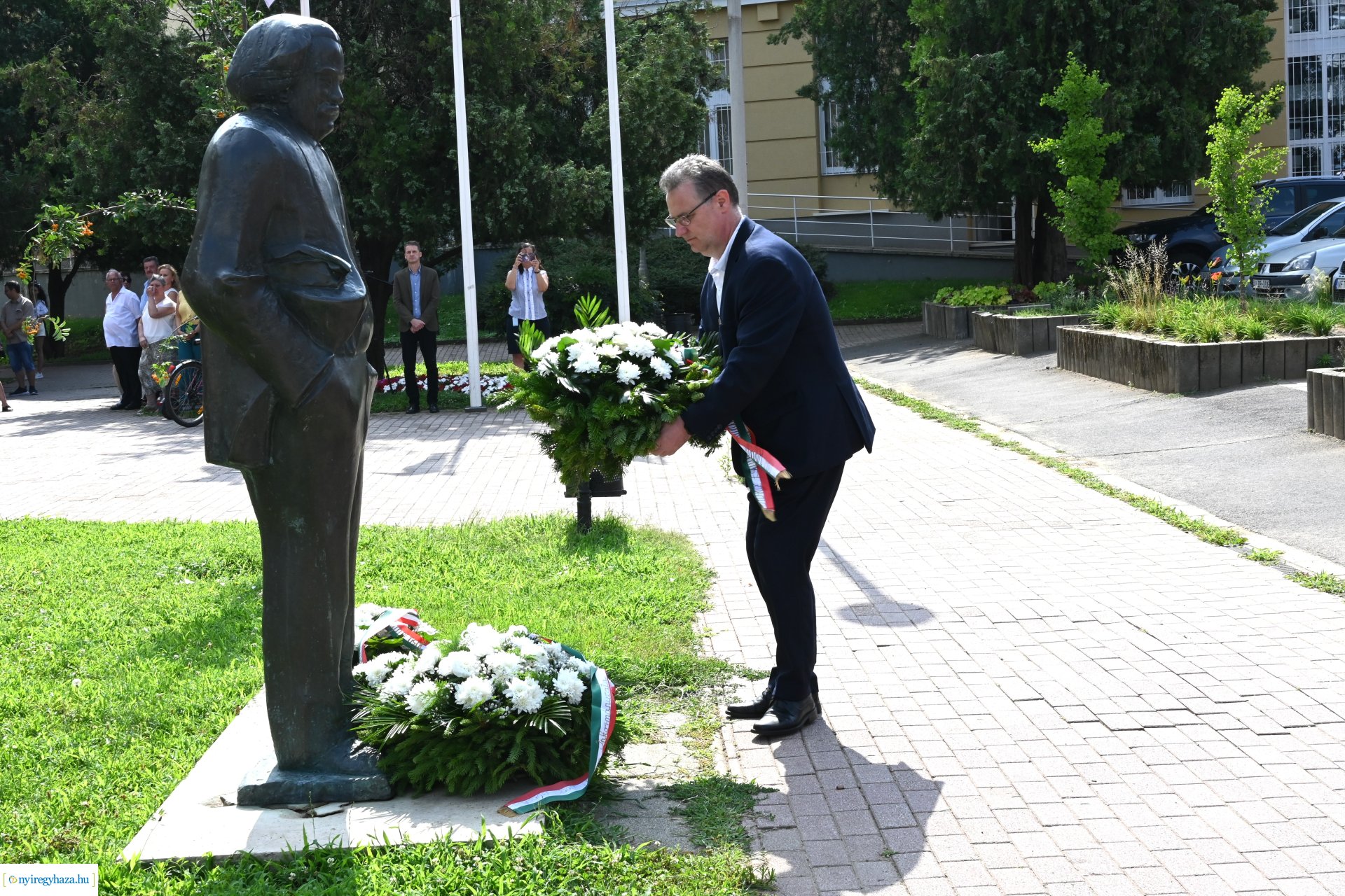 Koszorúzás a Móricz Zsigmond Megyei és Városi Könytár előtt