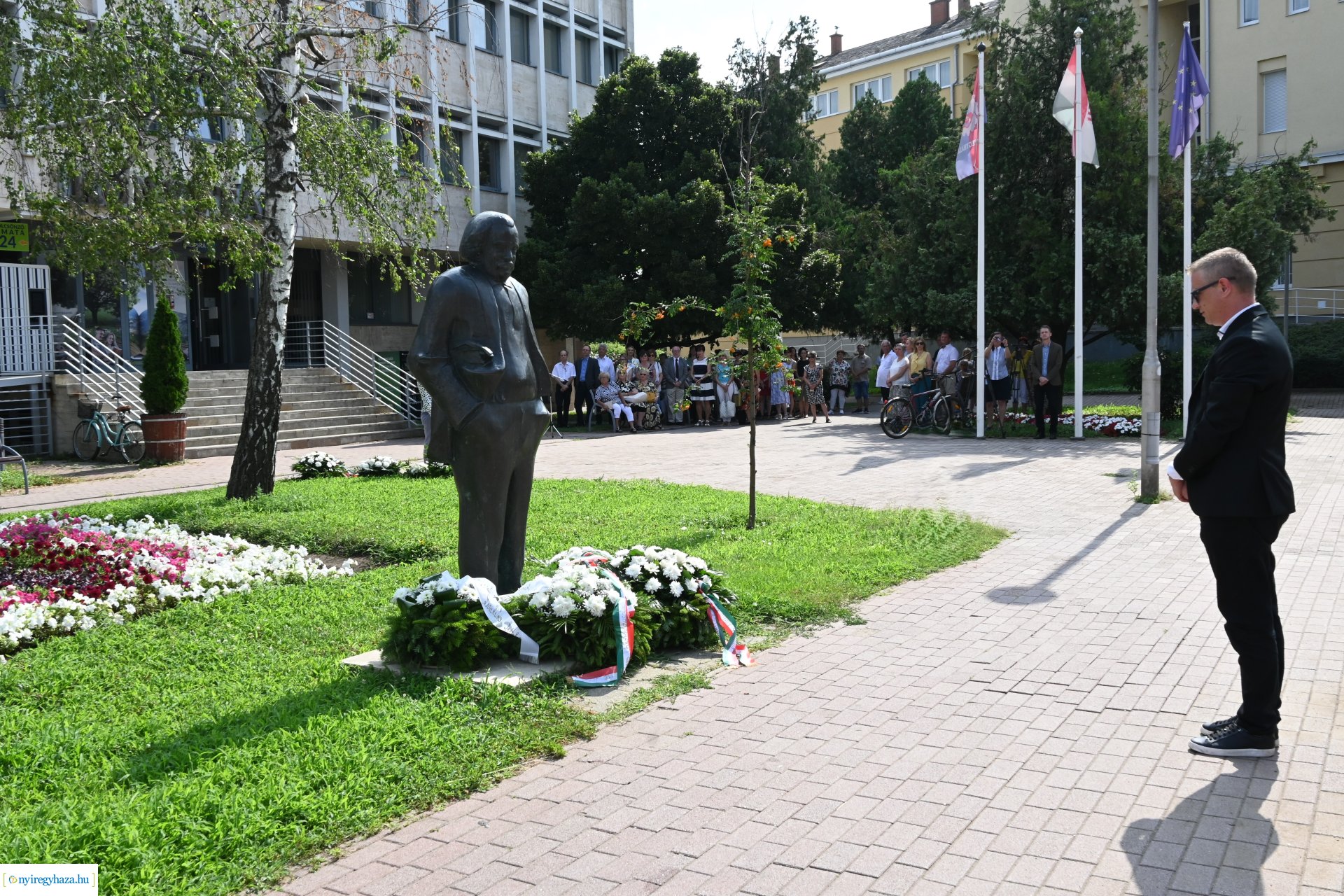 Koszorúzás a Móricz Zsigmond Megyei és Városi Könytár előtt