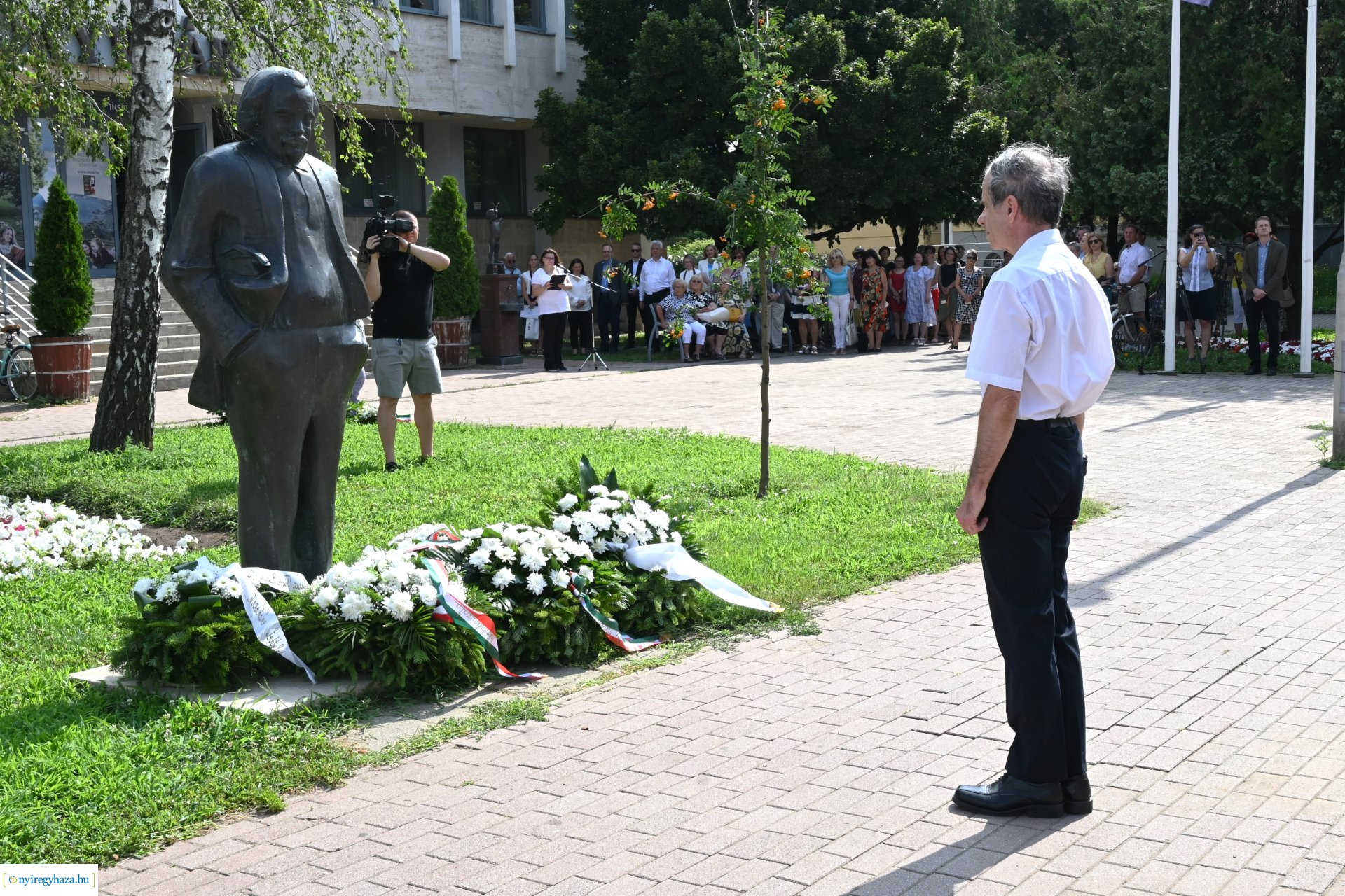 Koszorúzás a Móricz Zsigmond Megyei és Városi Könytár előtt