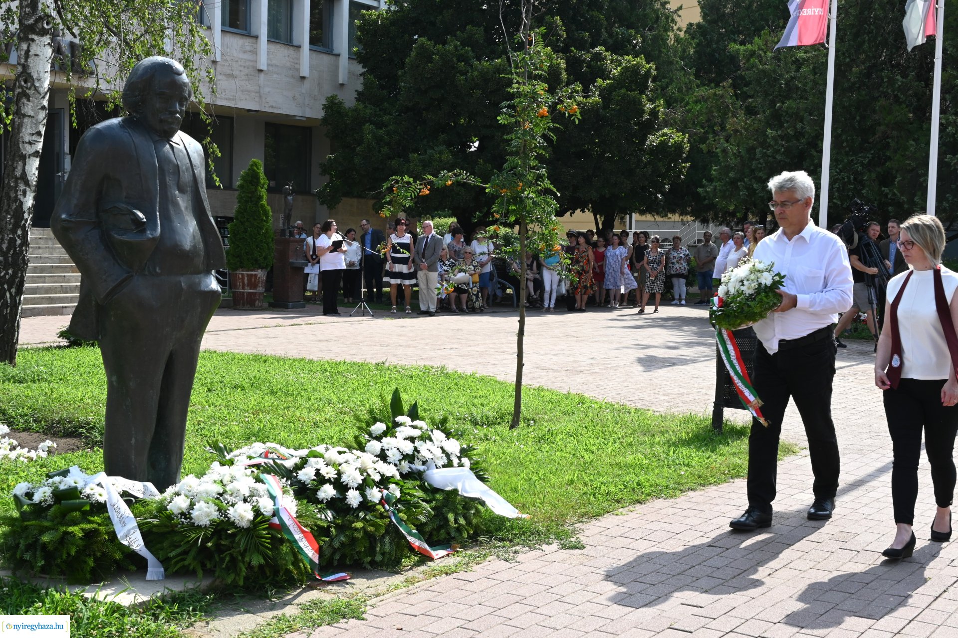 Koszorúzás a Móricz Zsigmond Megyei és Városi Könytár előtt
