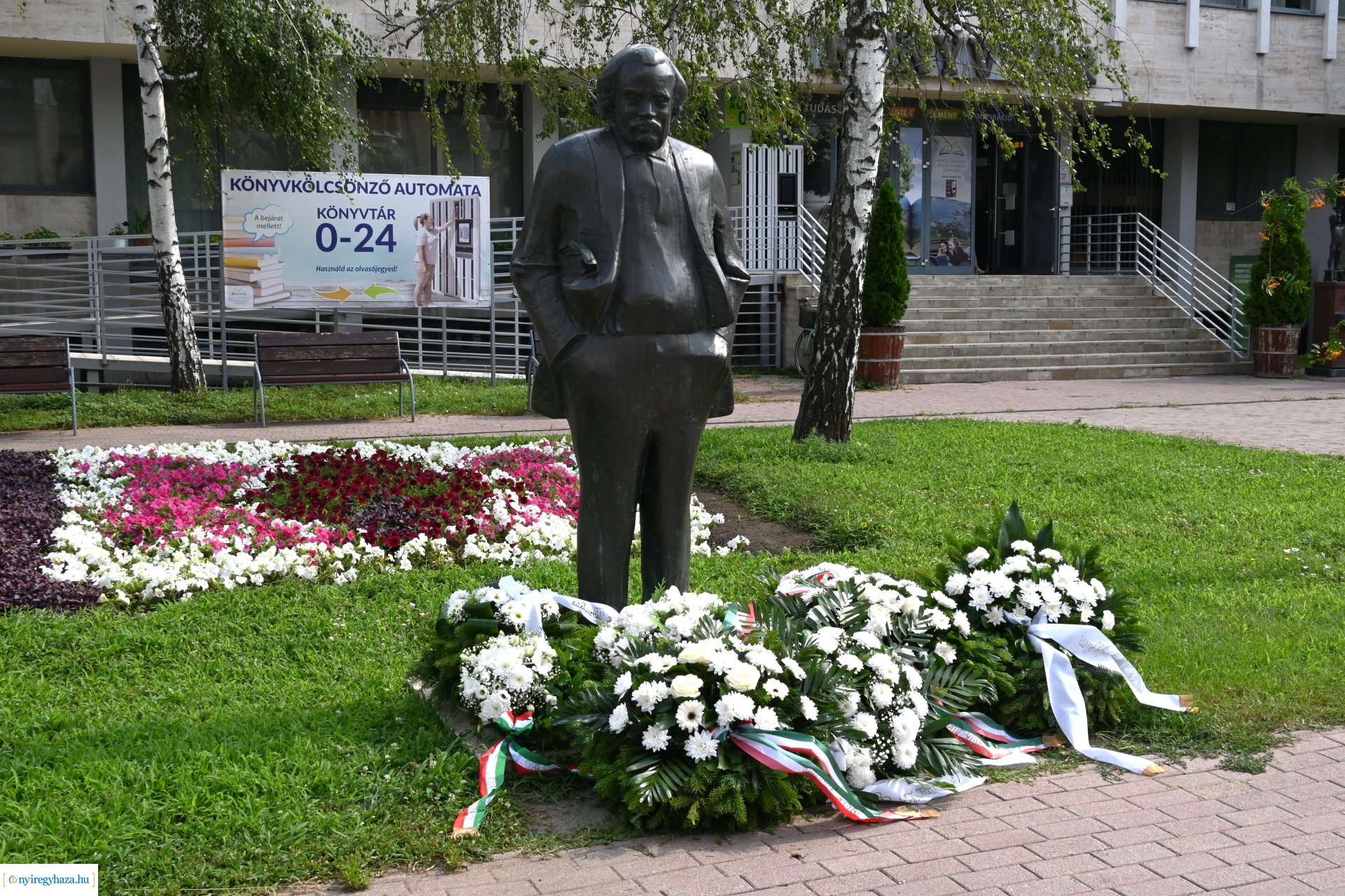 Koszorúzás a Móricz Zsigmond Megyei és Városi Könytár előtt