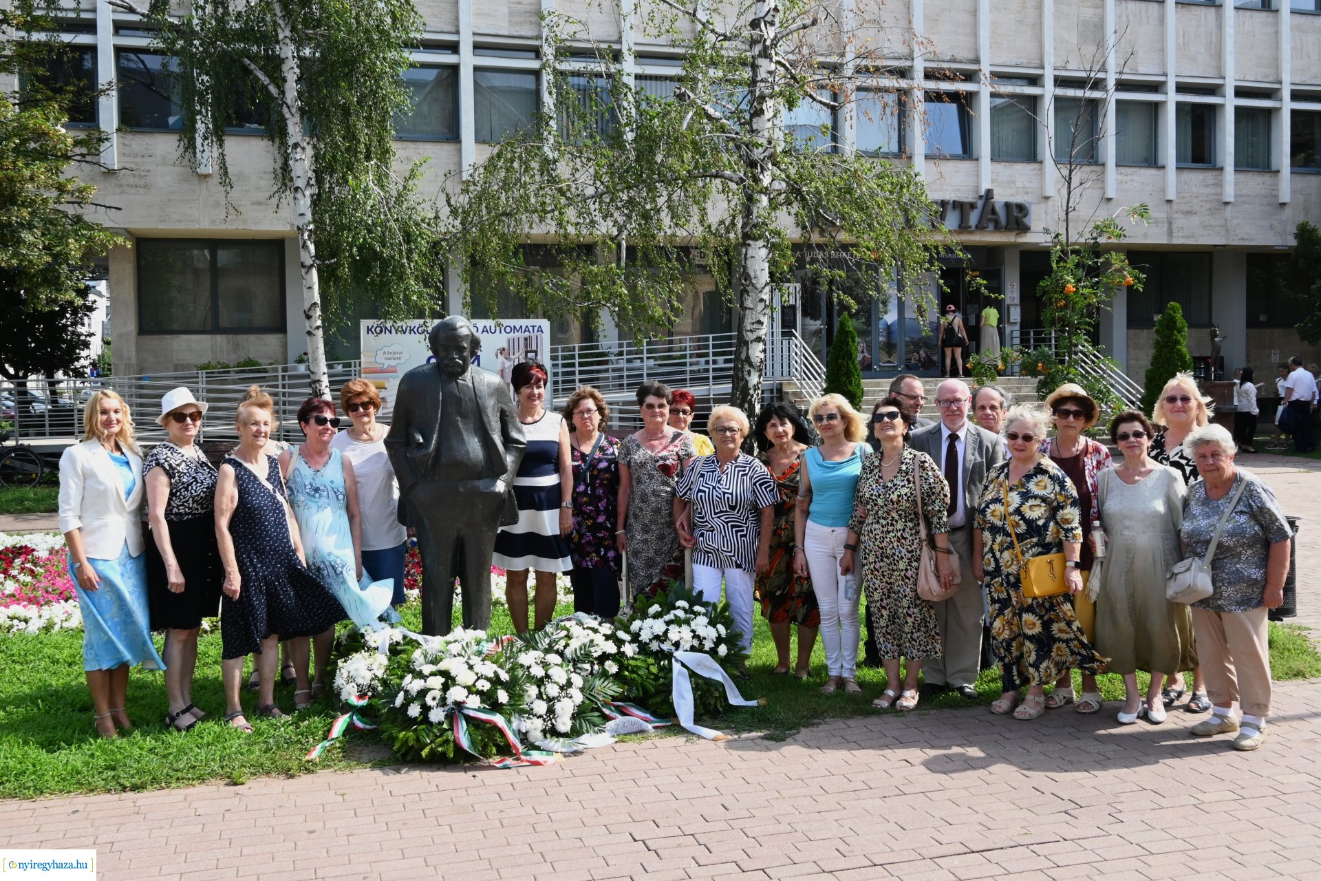 Koszorúzás a Móricz Zsigmond Megyei és Városi Könytár előtt