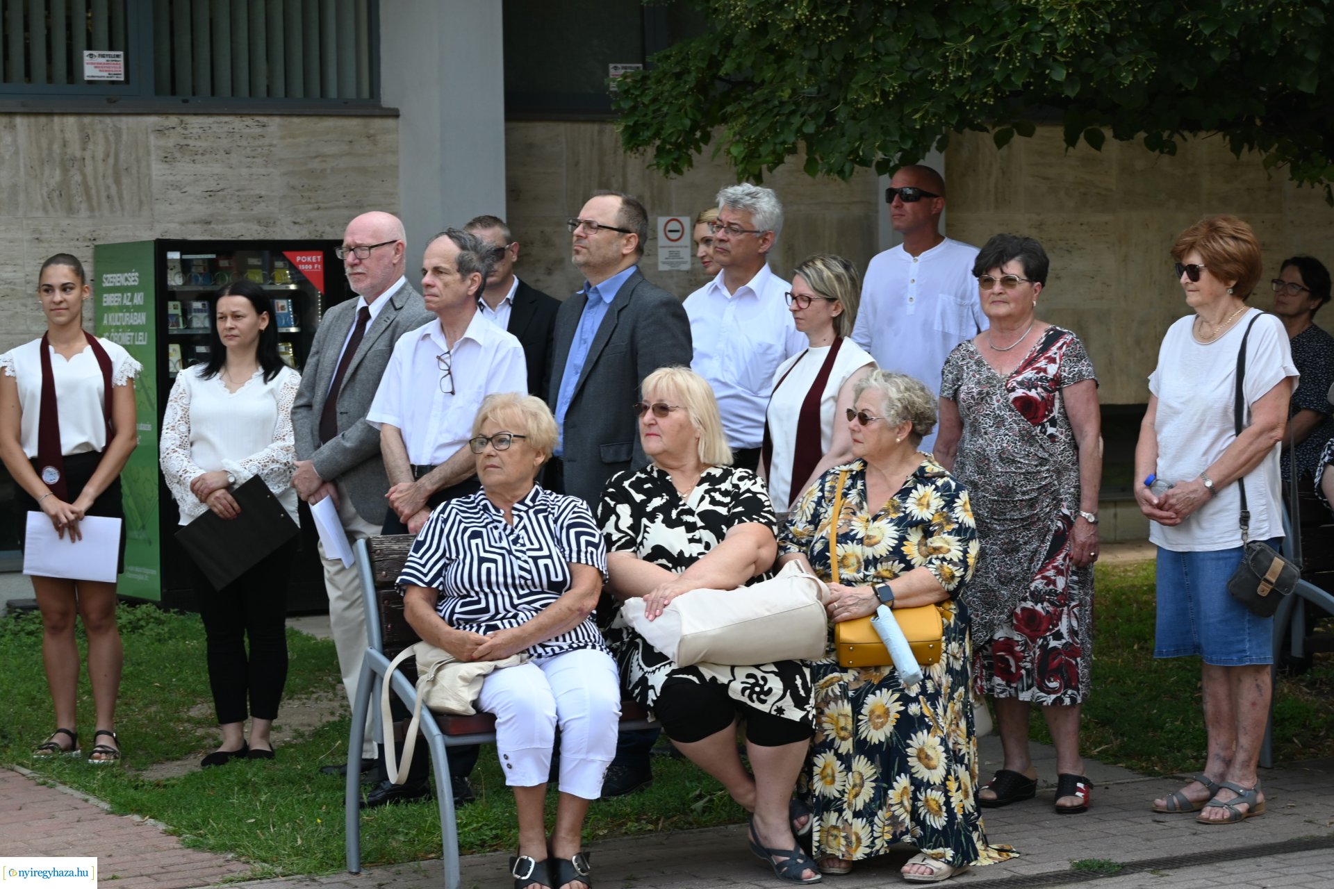 Koszorúzás a Móricz Zsigmond Megyei és Városi Könytár előtt