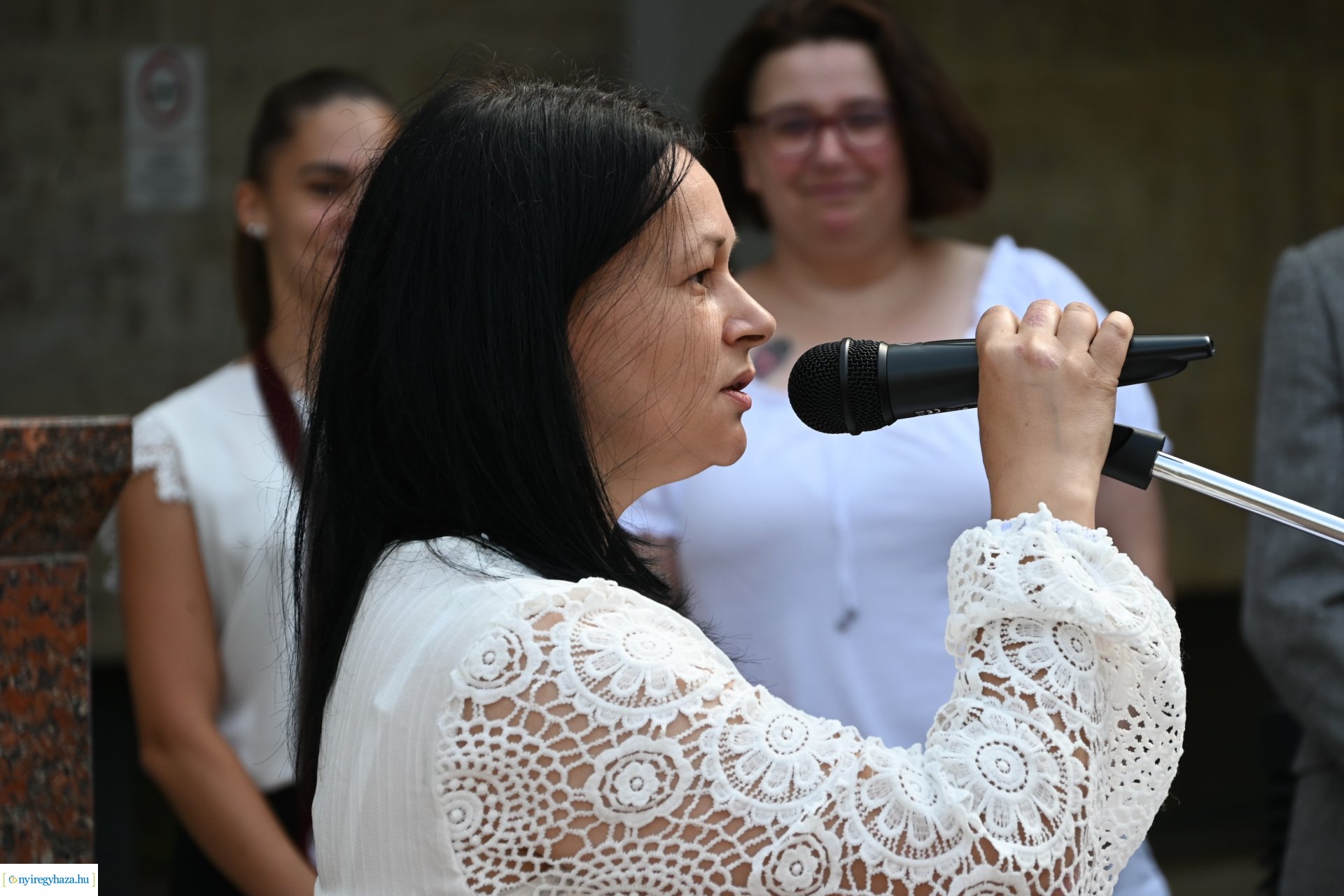 Koszorúzás a Móricz Zsigmond Megyei és Városi Könytár előtt