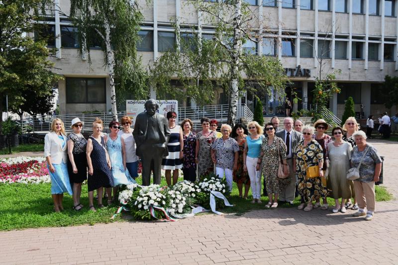 Koszorúzás a Móricz Zsigmond Megyei és Városi Könytár előtt