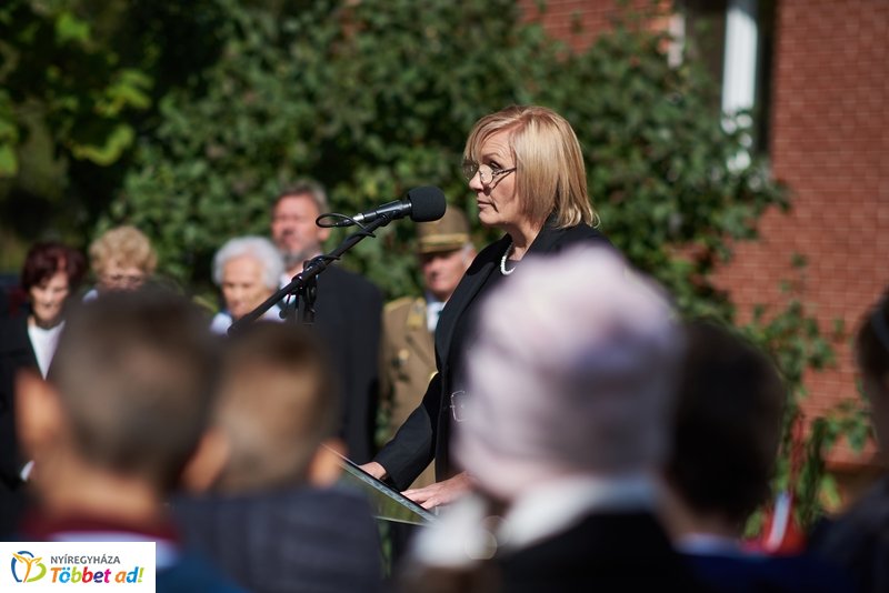 Koszorúzás  a Damjanich János szobornál