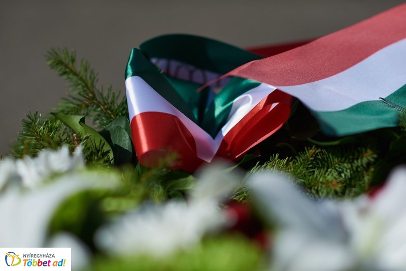 Koszorúzás  a Damjanich János szobornál