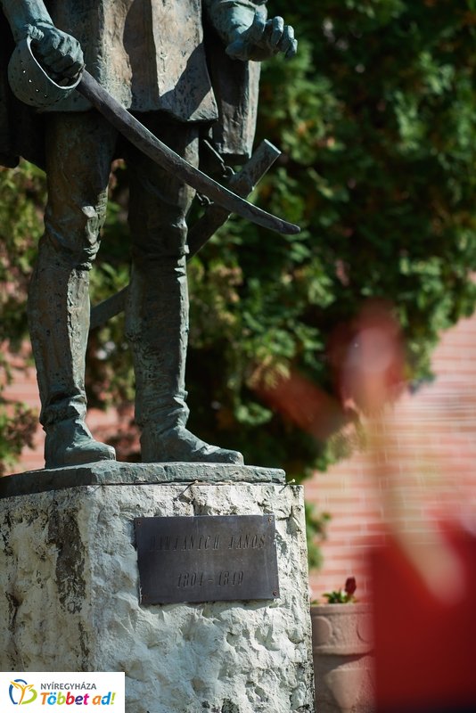 Koszorúzás  a Damjanich János szobornál