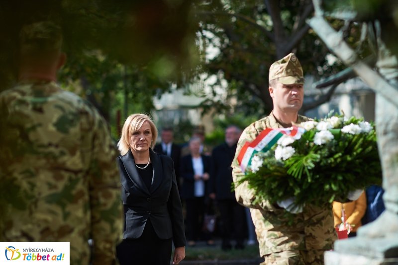 Koszorúzás  a Damjanich János szobornál