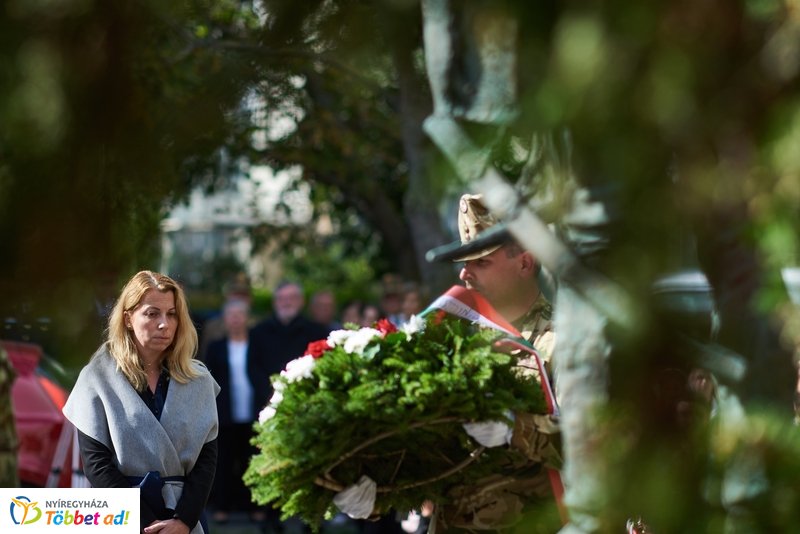 Koszorúzás  a Damjanich János szobornál