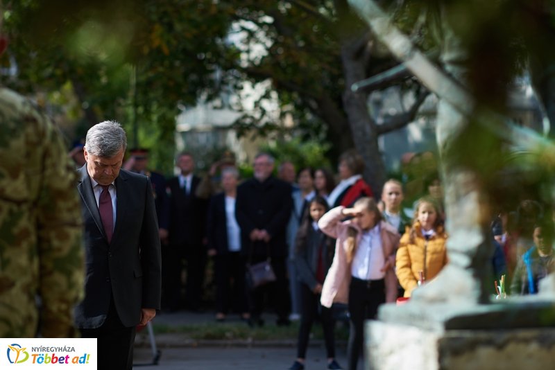 Koszorúzás  a Damjanich János szobornál