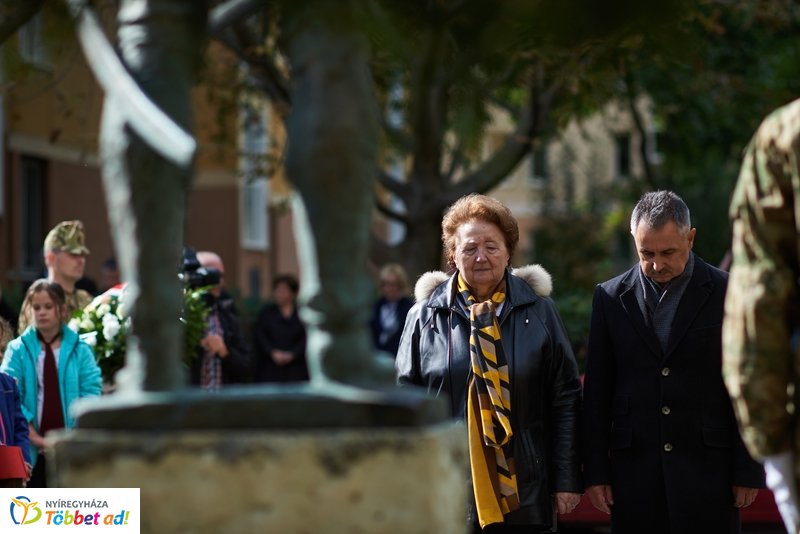 Koszorúzás  a Damjanich János szobornál