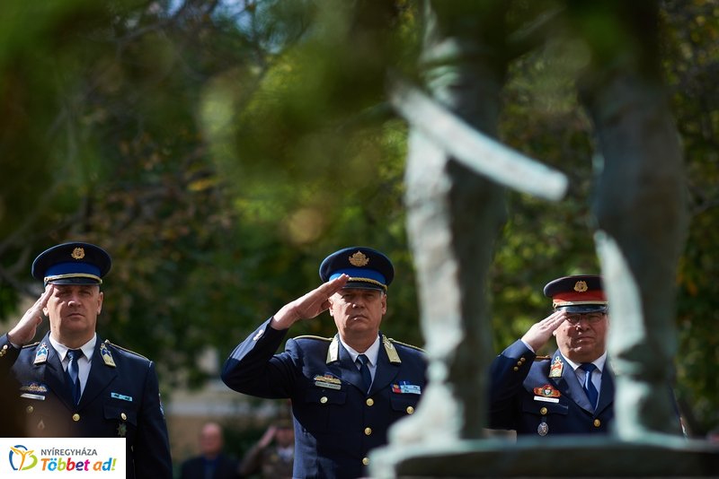 Koszorúzás  a Damjanich János szobornál