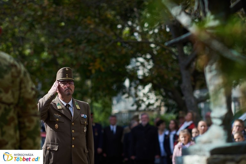 Koszorúzás  a Damjanich János szobornál