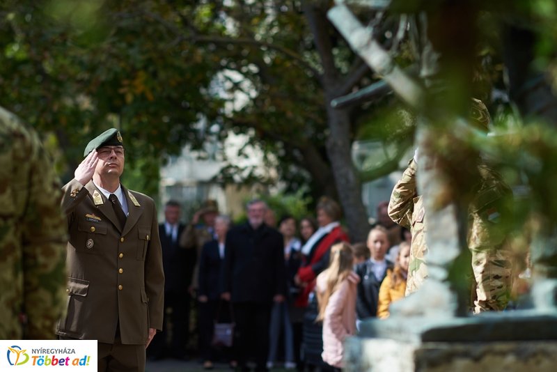 Koszorúzás  a Damjanich János szobornál