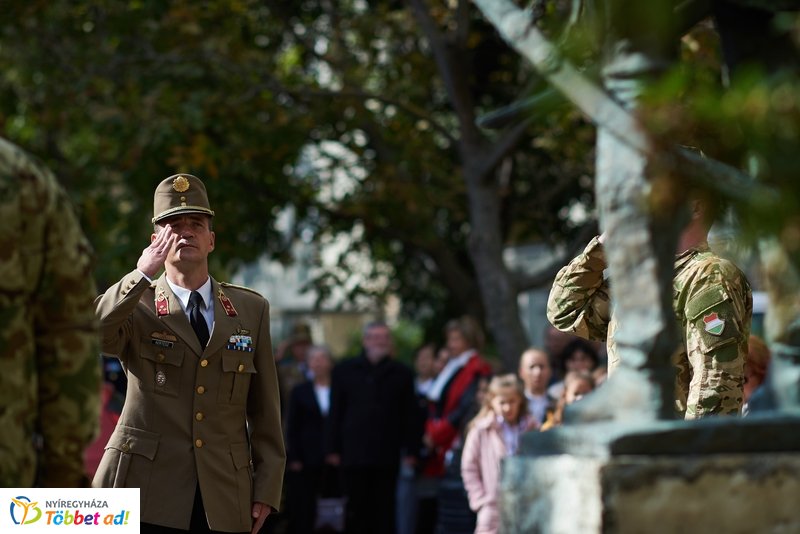 Koszorúzás  a Damjanich János szobornál