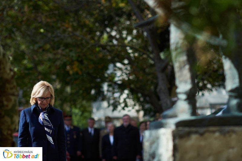 Koszorúzás  a Damjanich János szobornál