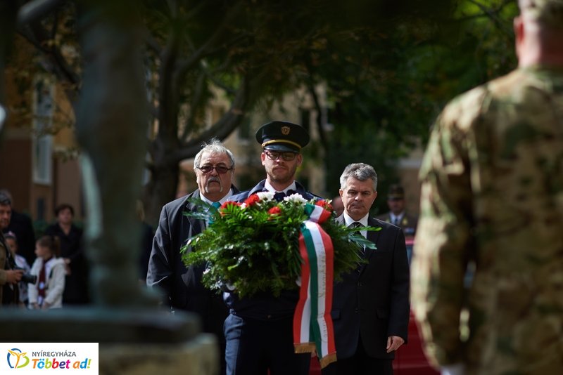 Koszorúzás  a Damjanich János szobornál