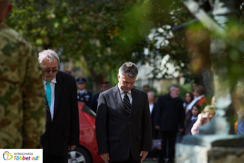 Koszorúzás  a Damjanich János szobornál