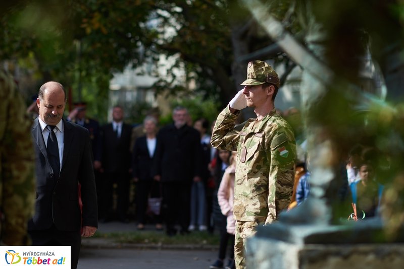 Koszorúzás  a Damjanich János szobornál