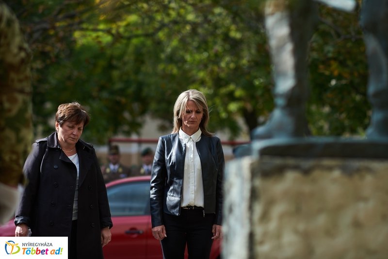 Koszorúzás  a Damjanich János szobornál