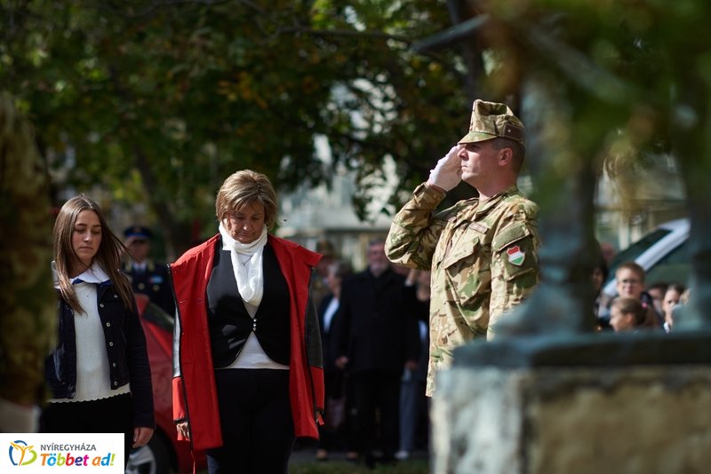 Koszorúzás  a Damjanich János szobornál