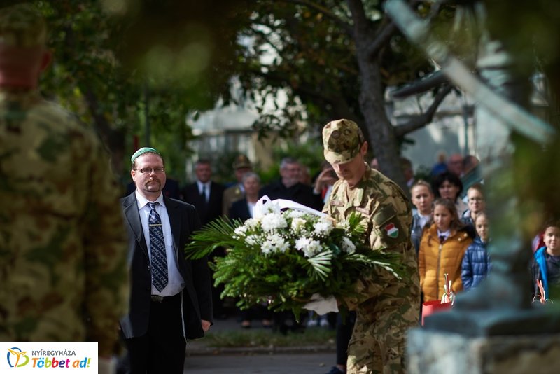 Koszorúzás  a Damjanich János szobornál