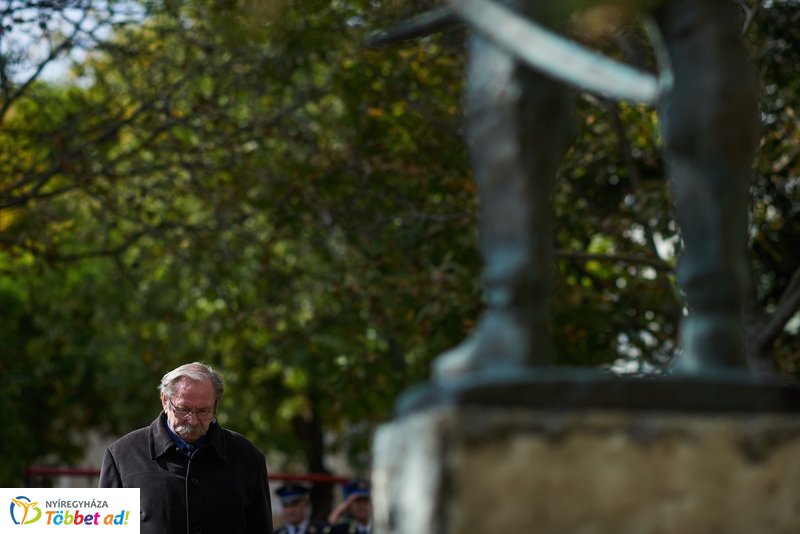 Koszorúzás  a Damjanich János szobornál