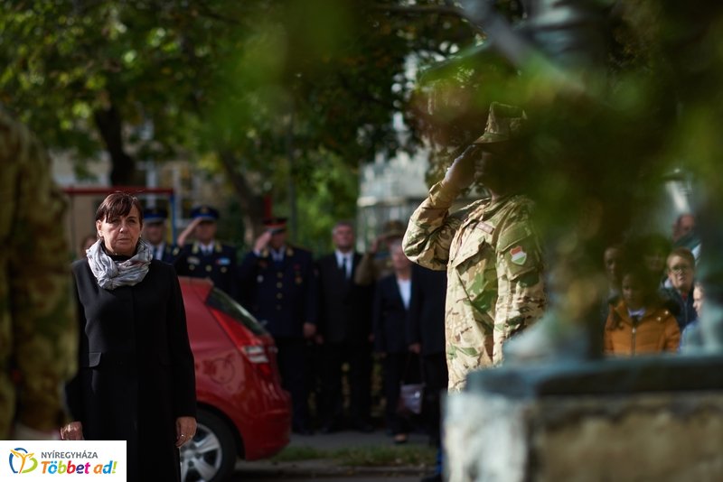 Koszorúzás  a Damjanich János szobornál