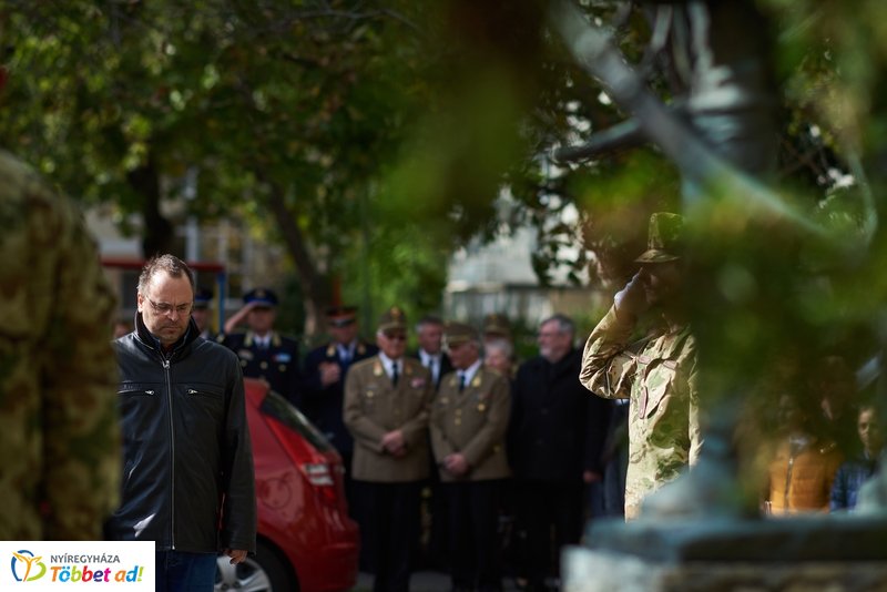 Koszorúzás  a Damjanich János szobornál