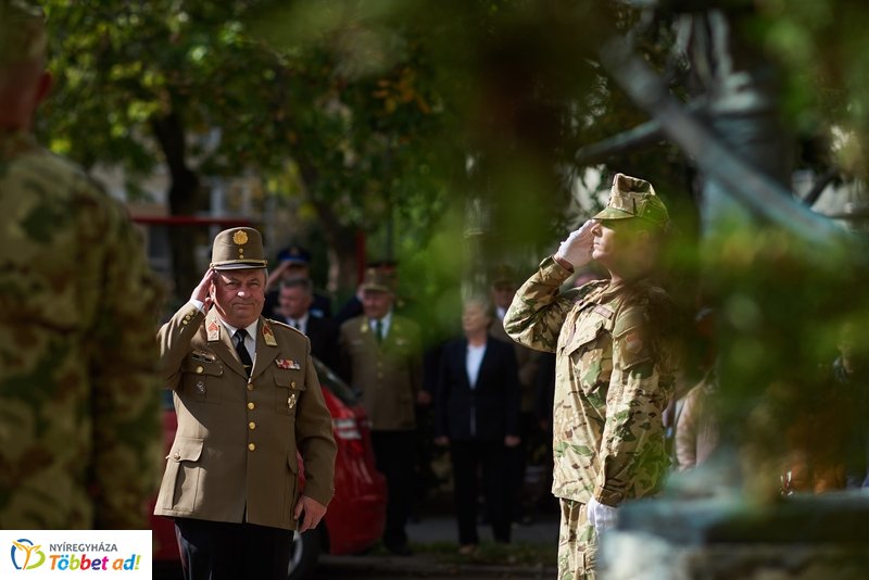 Koszorúzás  a Damjanich János szobornál