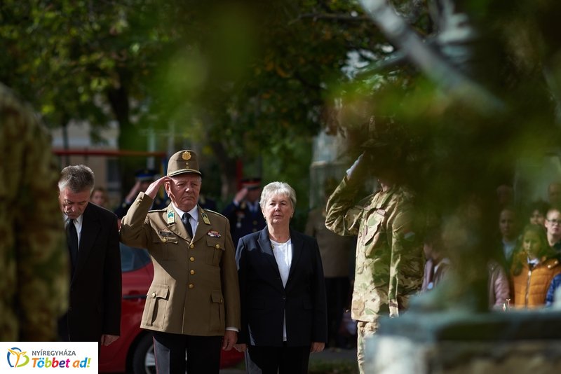 Koszorúzás  a Damjanich János szobornál